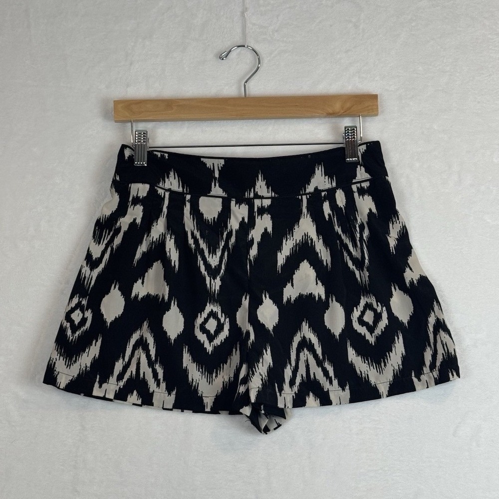 Wet Seal Black & White Ikat Print Shorts Medium